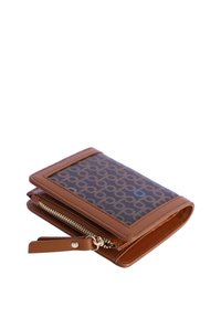 Billetera marrón con cierre de cremallera, que presenta un frente estampado y una textura suave. Incluye ranuras para tarjetas y un asa de llavero desmontable.