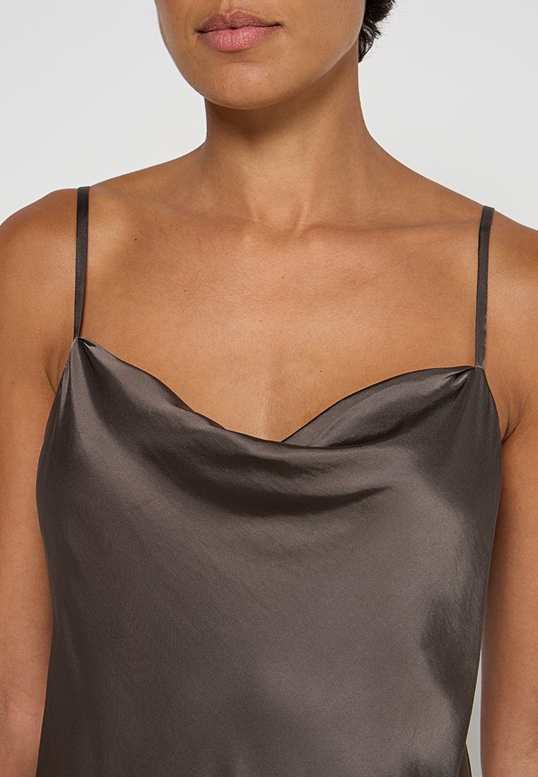 Camiseta de satén marrón con tirantes finos y escote en pico, con una textura suave y una forma ligeramente ajustada.