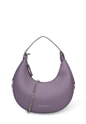 Paarse leren handtas met een halvemaanvorm, een kort handvat en een zilverkleurige kettingaccent. Voorzien van een ritsluiting en branding aan de voorkant.