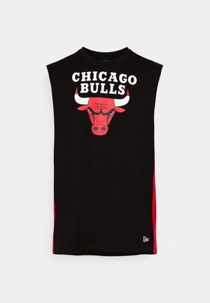 Camiseta negra sin mangas con texto blanco "CHICAGO BULLS" y un gráfico de un toro rojo, con acentos laterales rojos y un dobladillo redondeado.