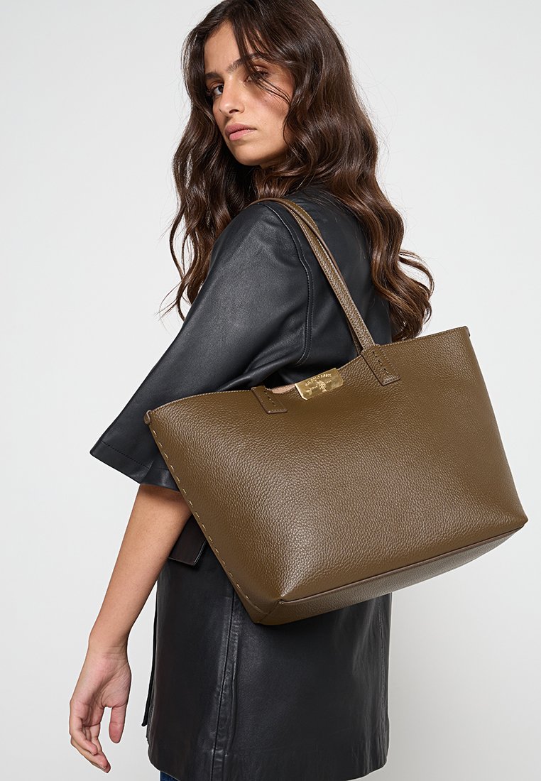 Bolso tote de cuero verde oliva con superficie texturada, base plana y asas cortas. Presenta acentos de herrajes metálicos.
