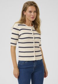 Korte mouwen cardigan in crème met marineblauwe horizontale strepen, met een ronde hals en parelachtige knopen aan de voorkant.