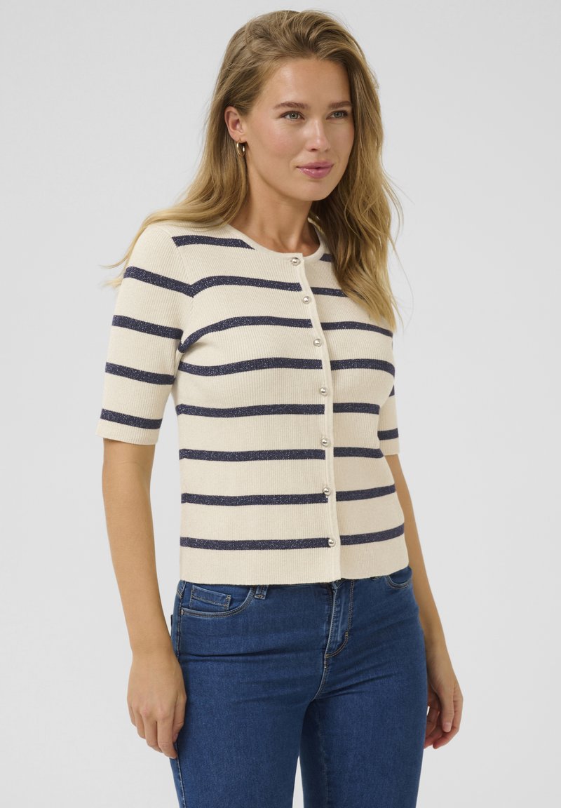 Korte mouwen cardigan in crème met marineblauwe horizontale strepen, met een ronde hals en parelachtige knopen aan de voorkant.