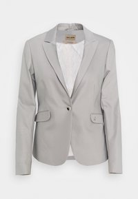 Světle šedý blazer s hladkou texturou, jednobotonovým zapínáním, klopovými límci a dvěma předními kapsami. Interiér má vzorované podšívání.
