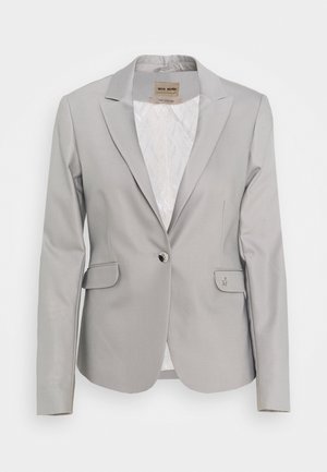 Blazer gris claro con una textura suave, cierre de un solo botón, solapas con muesca y dos bolsillos frontales. El interior presenta un forro de diseño.