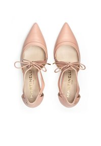 Zapatos de cuero rosa de punta afilada con cordones, laterales recortados y un acabado suave. Presentan un logotipo dorado en la plantilla.