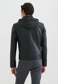 Pierre Cardin Jacka i konstläder - schwarz