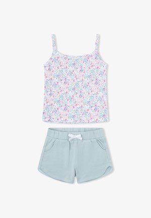 Top sin mangas con estampado floral en colores pastel combinado con pantalones cortos azul claro con cintura elástica, detalle de lazo blanco y bolsillos.