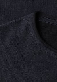 Tissu de sweat en maille bleu marine foncé avec un col rond et un détail de col finement côtelé, légèrement plié à l'épaule.