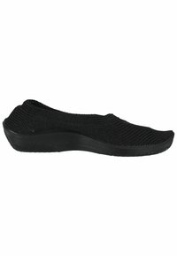 Chaussure noire à enfiler avec une tige en tricot texturé et une semelle en caoutchouc flexible, présentant une forme épurée et un design minimaliste.