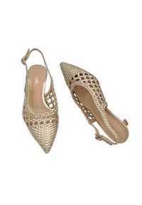 Chaussures slingback à bout pointu en matériau tissé beige avec des motifs découpés. Dotées d'une fine sangle et d'une doublure intérieure lisse.