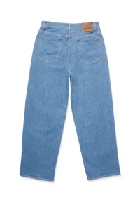 Lysblå denimjeans med lige ben, der har to baglommer og en tan læderpatch på taljen.