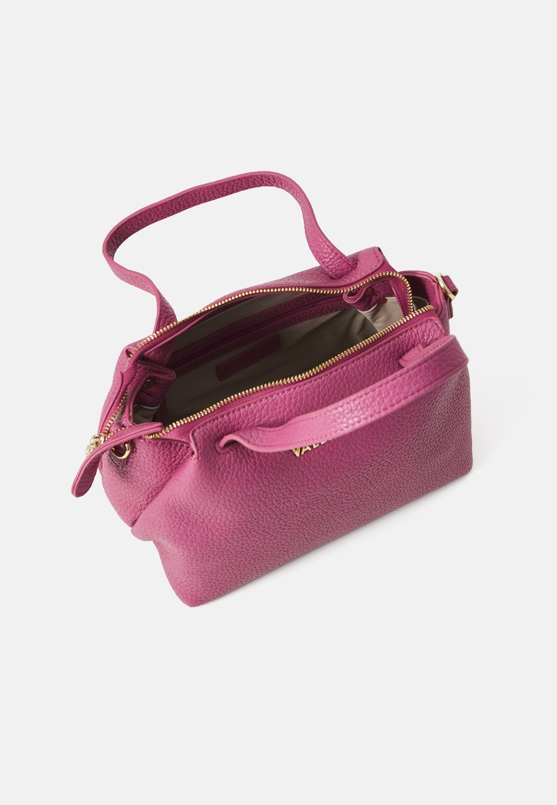 Rosa strukturiertes Lederhandtasche mit doppelten Obergriffen, einem Reißverschluss und einer Innentasche. Das Innere ist mit einem helleren Stoff ausgekleidet.