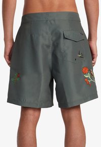 Grijze zwembroek met bloemen- en vogelborduurwerk, geweven stof, een achterzak met klep en een comfortabele pasvorm.