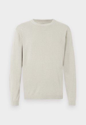 Pull gris clair en maille douce, avec un col rond, des manches longues et des poignets et ourlet côtelés. Design simple et sans ornement.