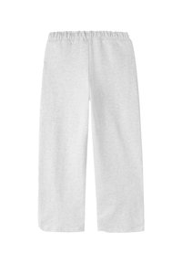 Lichtgrijze sweatpants met een elastische tailleband, wijde pijpen en een zachte, tekstuurlijke stof. Geen zichtbare patronen of accenten.