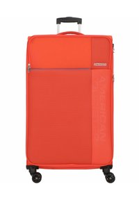 Valise rouge avec un extérieur en tissu texturé, dotée d'une poche zippée à l'avant, de roulettes multidirectionnelles et d'une poignée télescopique.