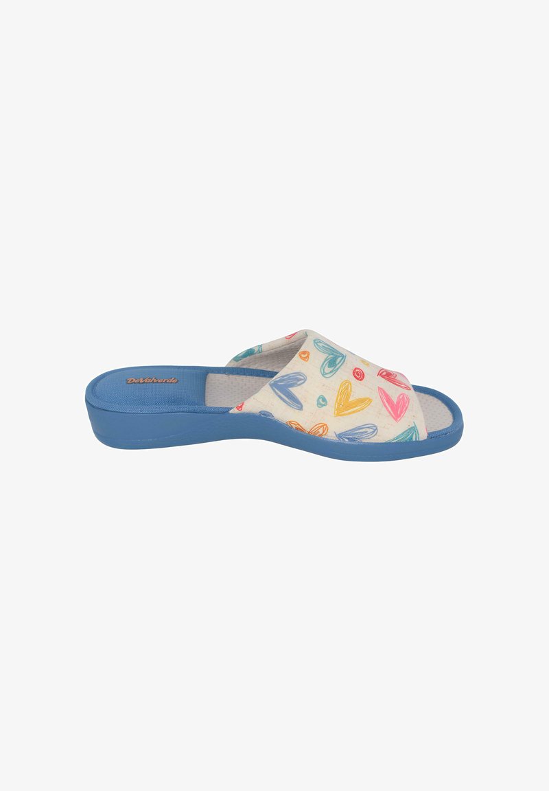 Zapatilla con suela azul y parte superior de tela color crema que presenta patrones de corazones y espirales coloridos, puntera abierta y diseño sin cuello.