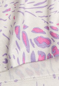 Tejido con patrón que presenta algodón suave y ligero. Los colores incluyen blanco con formas abstractas en morado y rosa, con costuras visibles cerca del borde.