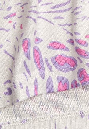 Vzorovaná tkanina vyrobená z měkké a lehké bavlny. Barvy zahrnují bílou s fialovými a růžovými abstraktními tvary, švy jsou viditelné blízko okraje.