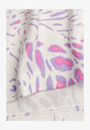 Vzorovaná tkanina vyrobená z měkké a lehké bavlny. Barvy zahrnují bílou s fialovými a růžovými abstraktními tvary, švy jsou viditelné blízko okraje.