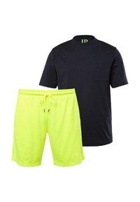 Námořnické tričko s krátkým rukávem a boční kapsou v kombinaci s neonově žlutými šortkami s elastickým pasem a stahovací šňůrkou.