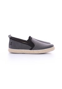 Scarpe slip-on grigie in tela, con accenti laterali elastici neri e suola naturale in juta con finitura testurizzata.