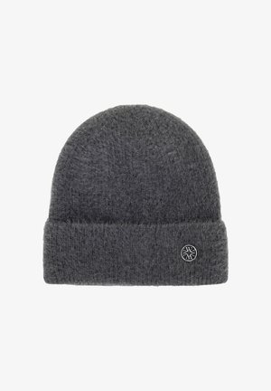 Szara dzianinowa czapka z prążkowanym mankietem, wykonana z miękkiego, fakturowanego materiału. Na froncie znajduje się okrągła łatka z logo dla dodatkowego detalu.