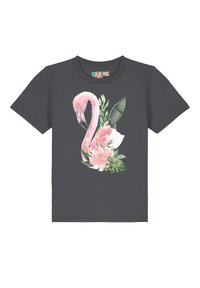 Grijze katoenen T-shirt met een roze flamingo en florale ontwerpen met groene bladeren, gecentreerd op de voorkant, in een aquarel stijl.