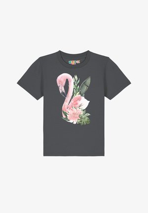 Graues Baumwoll-T-Shirt mit einem pinken Flamingo und floralen Motiven mit grünen Blättern, zentriert auf der Vorderseite, im Aquarellstil.