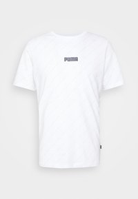 Bílý krátký rukáv T-shirt s kulatým výstřihem, s jemným diagonálním vzorem a šedým logem "PUMA" umístěným ve středu na úrovni hrudníku.