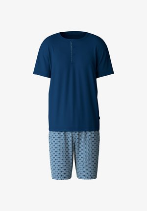 Blaues Baumwollhemd mit Rundhalsausschnitt und Knopfleiste mit drei Knöpfen, kombiniert mit gemusterten Shorts in Blautönen mit einem geometrischen Design.