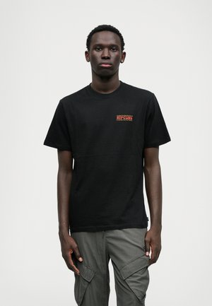 Svart bomulls t-shirt med korta ärmar, med en liten färgglad "RIPCURL" logotyp på vänster bröst. Slät textur och klassisk passform.