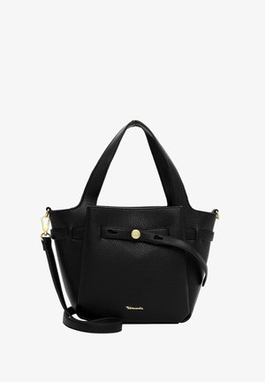Svart läderhandväska med strukturerad yta, dubbla handtag, avtagbar axelrem, guldfärgade detaljer och knappstängning framtill.