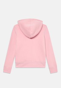 Felpa con cappuccio rosa chiaro a maniche lunghe, mostrata da dietro su uno sfondo bianco semplice.
