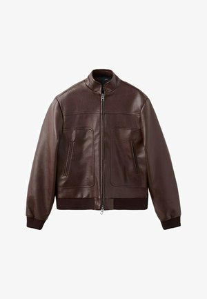 Jachetă bomber din piele maro închis, cu manșete și tiv striate, închidere frontală cu fermoar și două buzunare verticale cu fermoar.