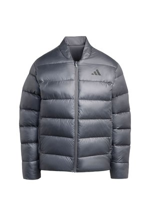 Siva puffer jakna s visokim ovratnikom, kviltanom dizajnom, punim prednjim patentnim zatvaračem i malim crnim logom na lijevoj prsnoj strani. Glatka, sjajna tekstura.