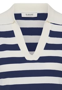 Temno modra in bela črtasta pletena majica z V-izrezom in šivanim ovratnikom, z mehko teksturo in enakomernim vzorcem črt. Vidna je tudi blagovna etiketa.