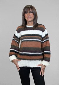 Maglione lavorato a maglia con strisce orizzontali in marrone, bianco e nero. Polsini e bordo a costine. Morbida consistenza e vestibilità comoda.