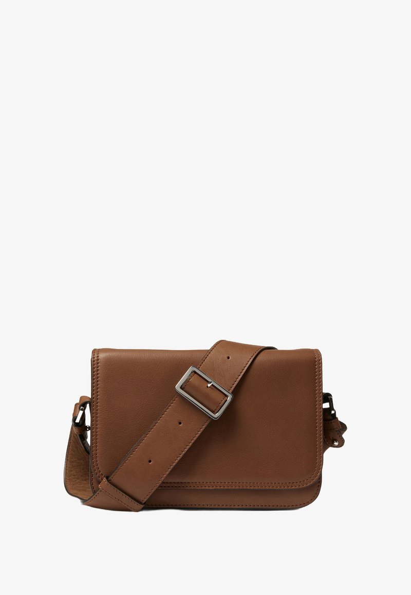 Brun läderaxelväska med justerbar rem, rektangulär form och kontrasterande sömmar. Har en metallspänneaccent och slät textur.