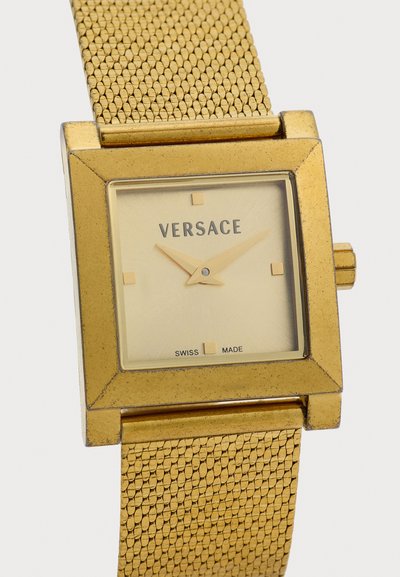 Τετράγωνο χρυσού τόνου ρολόι Versace με μπρασελέ από δίχτυ, μίνιμαλ καντράν που δείχνει ώρες και λεπτά, κατασκευασμένο στην Ελβετία.