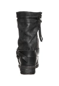 Zwarte leren enkellaars met een slouchy ontwerp, ritssluiting en een verstelbare riem rond de enkel. Gestructureerde afwerking en lage hak.