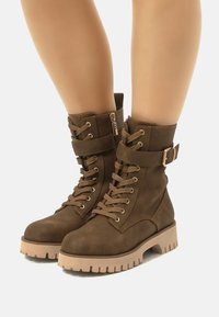 mtng Botines con cordones - marron