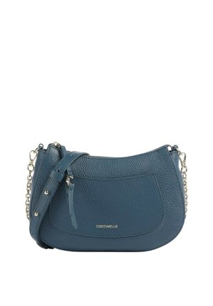 Borsa a tracolla in pelle blu strutturata con tasca frontale con cerniera, tracolla regolabile e dettagli in catena dorata.