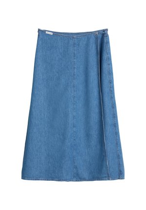 Blauer Jeansrock in A-Linie mit seitlichem Schlitz und sichtbarer Ziernaht, mit kleinem weißem Etikett nahe dem Taillenbund auf weißem Hintergrund.