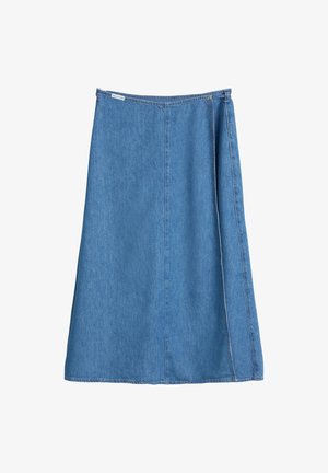 Blauer Jeansrock in A-Linie mit seitlichem Schlitz und sichtbarer Ziernaht, mit kleinem weißem Etikett nahe dem Taillenbund auf weißem Hintergrund.