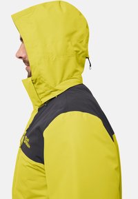 Giacca impermeabile gialla e grigia con cappuccio, dotata di una superficie liscia, cordino regolabile e tasche con zip sul davanti.