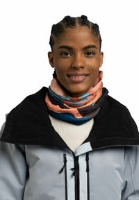 Gaiter de cuello multicolor hecho de tejido suave, con patrones abstractos en azul, coral y negro; usado sobre una chaqueta ligera.