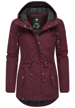 Bordeaux damesjacket met een rits aan de voorkant, verstelbare trekkoorden bij de capuchon en taille, en twee zijzakken. Gevoerde binnenkant.
