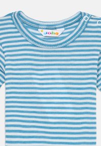 Chemise rayée en tissu bleu clair et blanc, avec un col rond et trois boutons-pression à l'épaule, ainsi qu'une étiquette de marque colorée.